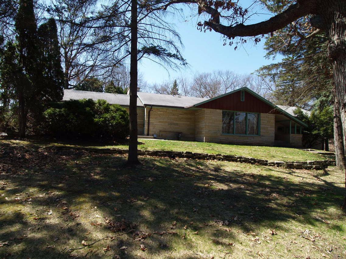 W237N549 Oakridge Dr, Pewaukee, WI 53188