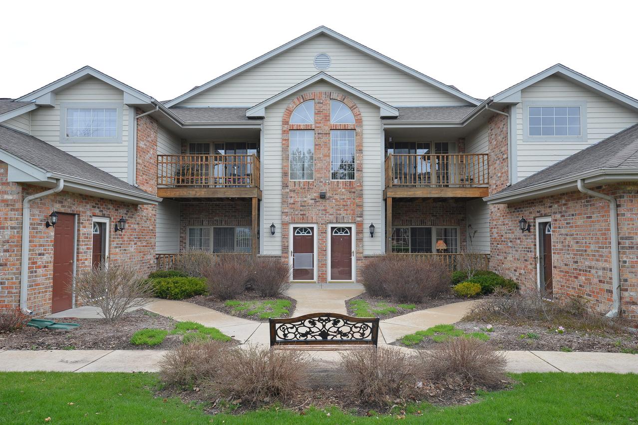 628 W Hillcrest Rd #C, Saukville, WI 53080