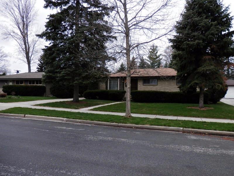W171N8457 Allen Ave, Menomonee Falls, WI 53051