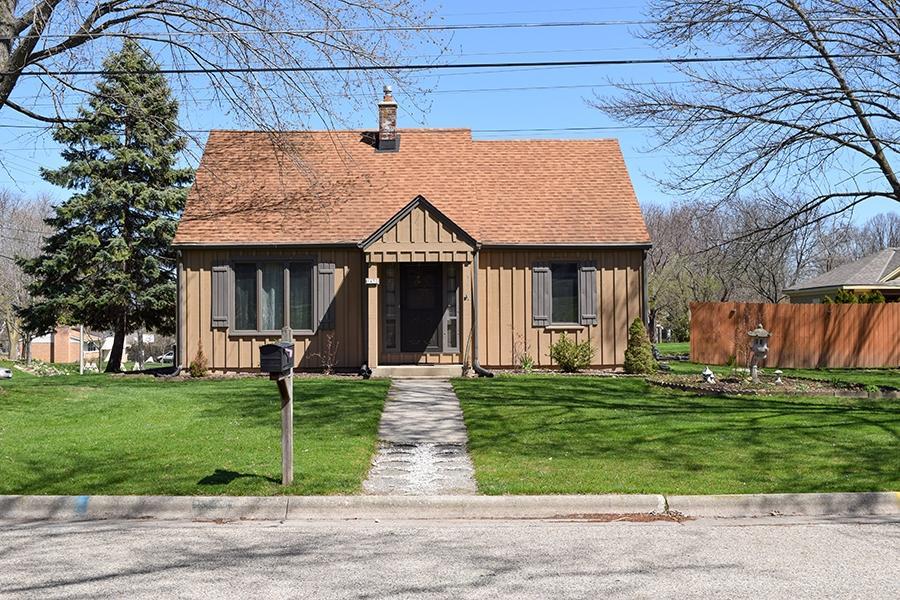 1432 N 120th St, Wauwatosa, WI 53226