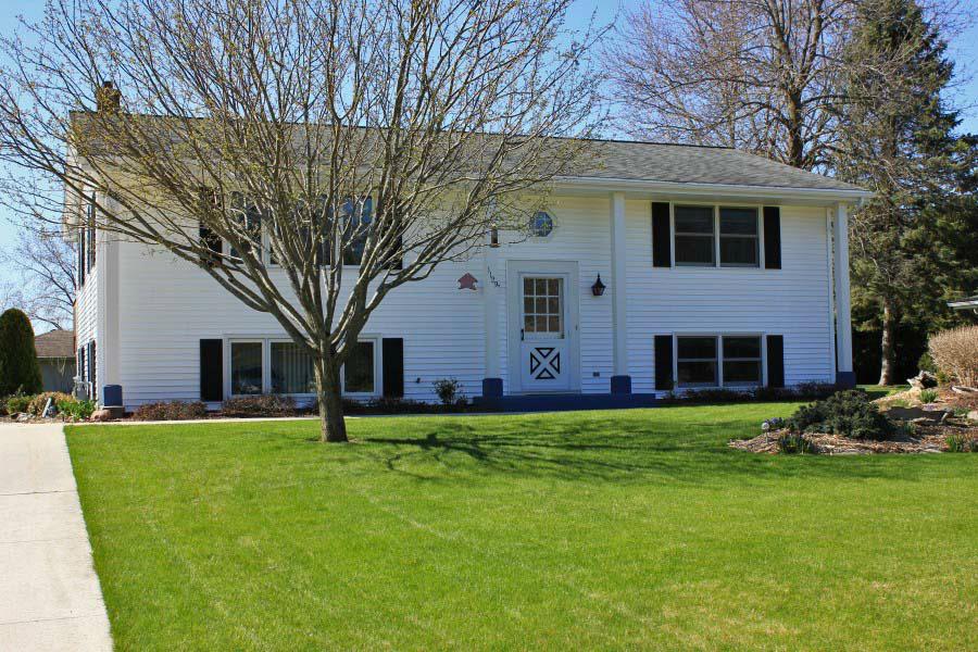 1129 Whittier Ave, Howards Grove, WI 53083