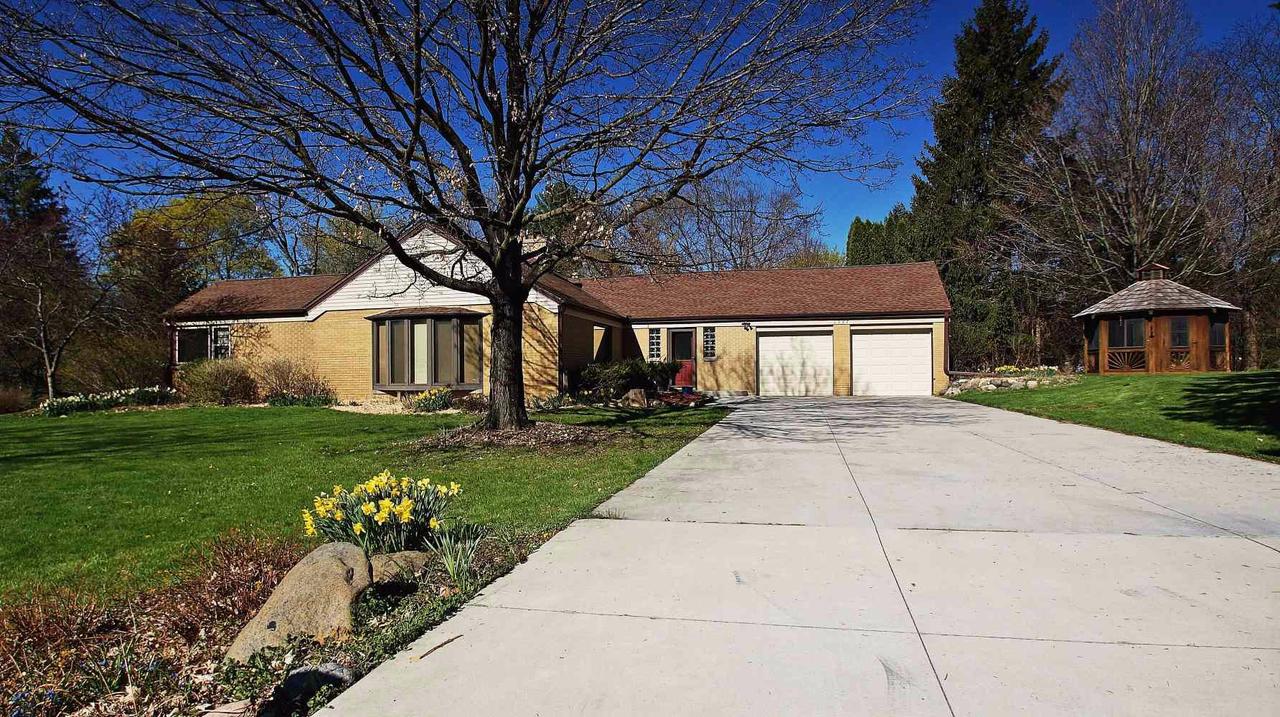 1527 S West Ln., New Berlin, WI 53146