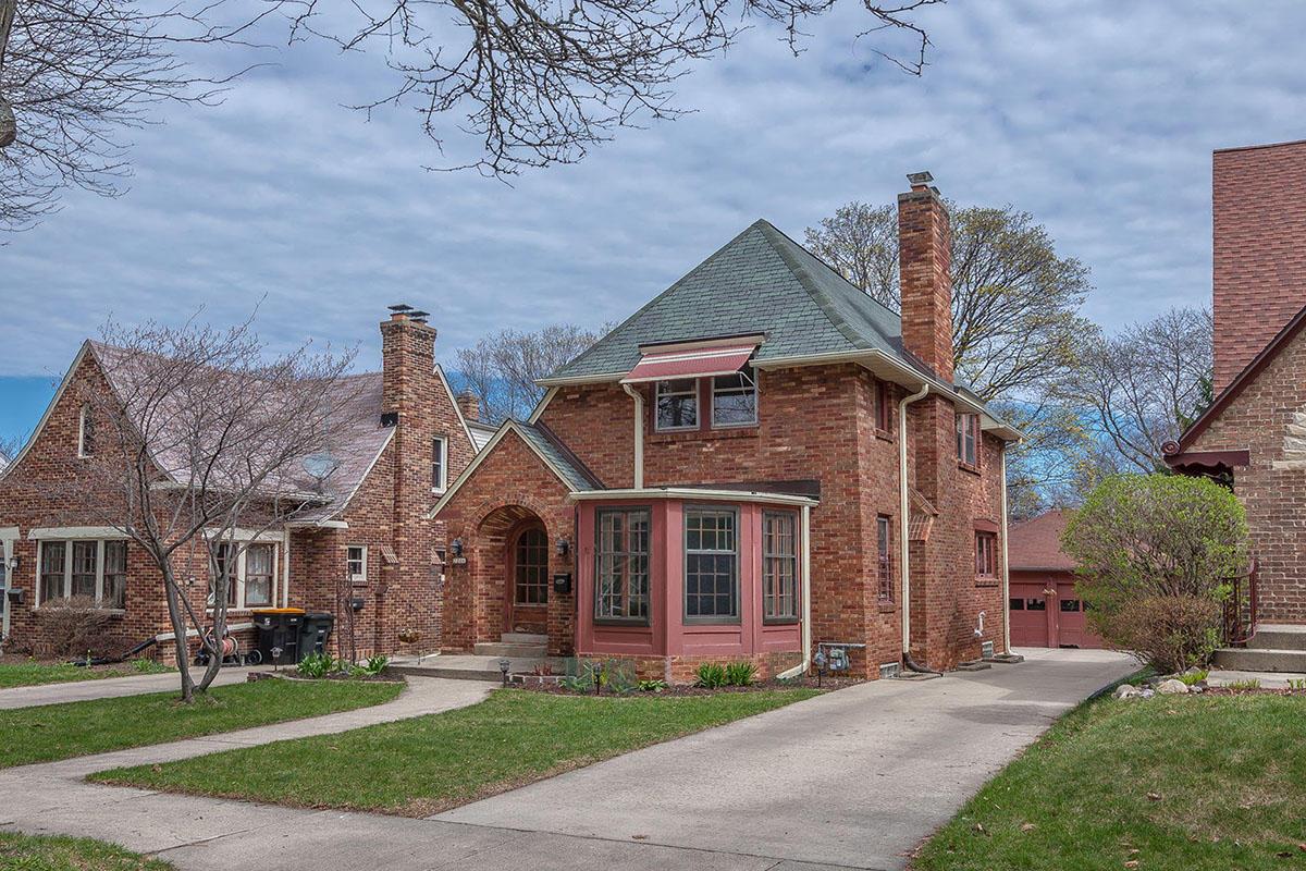 2226 N 71st St, Wauwatosa, WI 53213