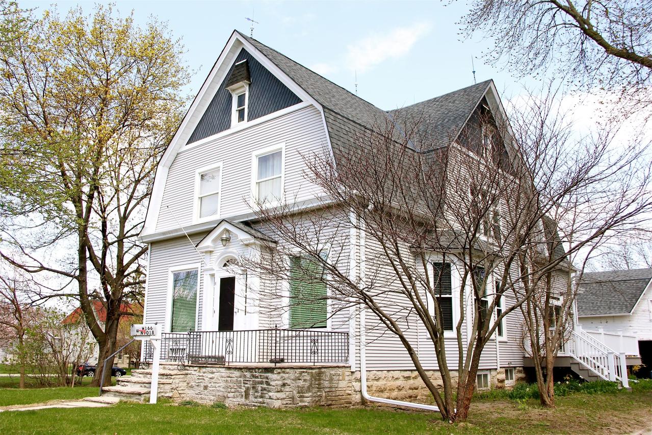 W166N9018 Grand Ave, Menomonee Falls, WI 53051