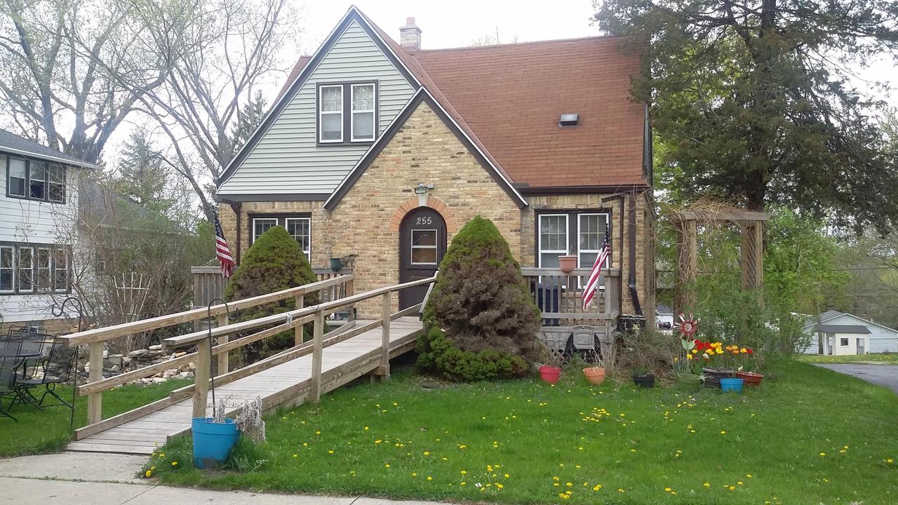 255 Main St, Pewaukee, WI 53072