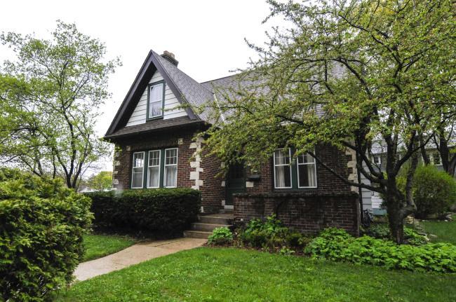 1109 Kavanaugh Pl, Wauwatosa, WI 53213