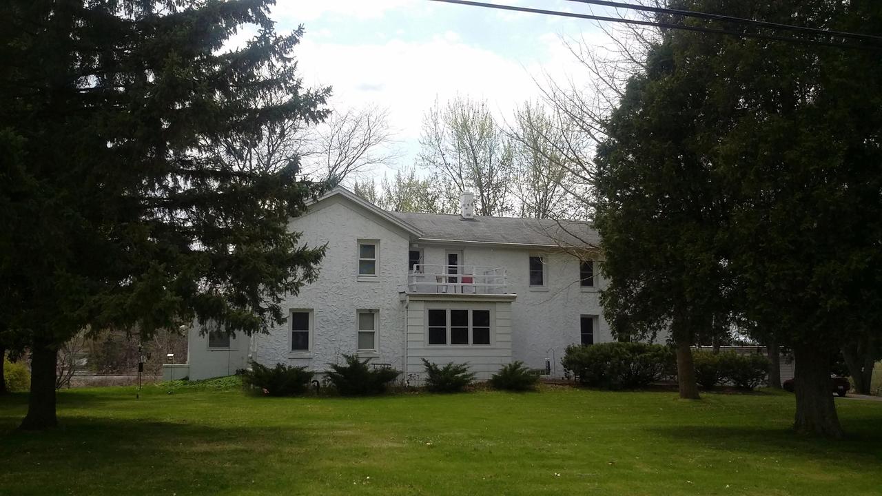 N38W26915 Glacier Rd, Pewaukee, WI 53072