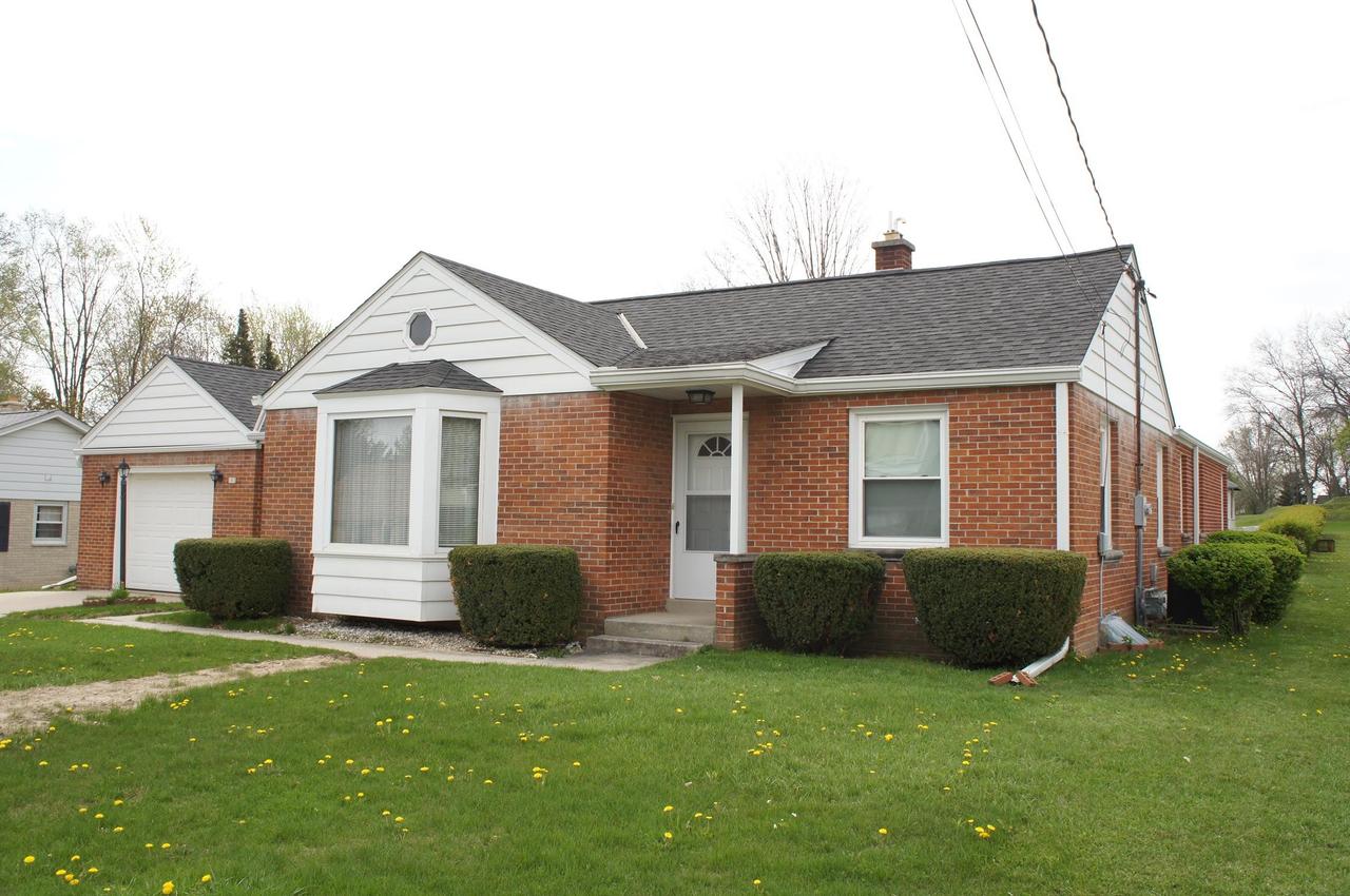 183 W Linden St, Saukville, WI 53080
