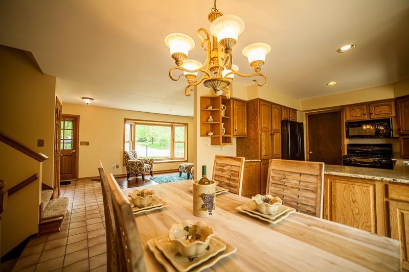 1033 S Imperial Dr, Hartland, WI 53029