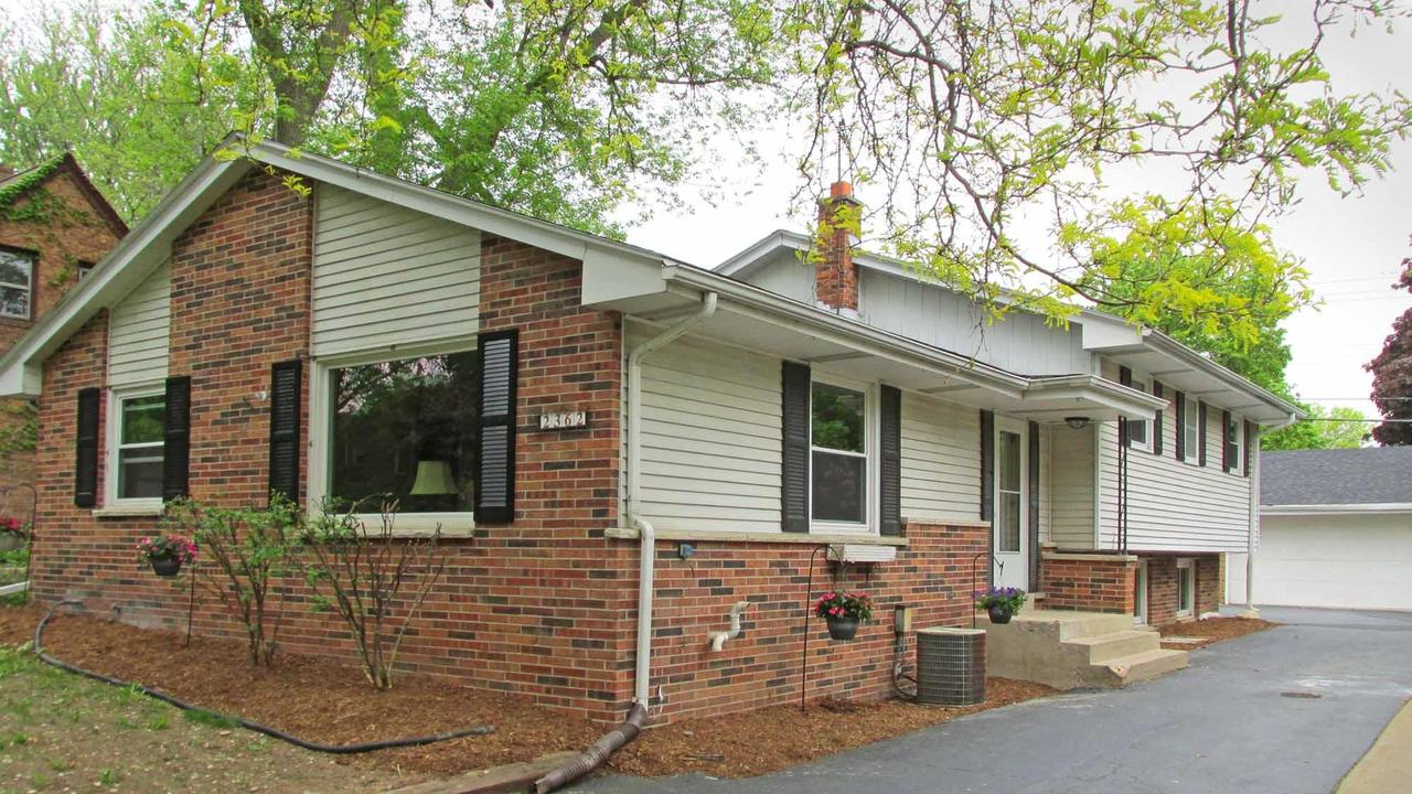 2362 N 114th St, Wauwatosa, WI 53226