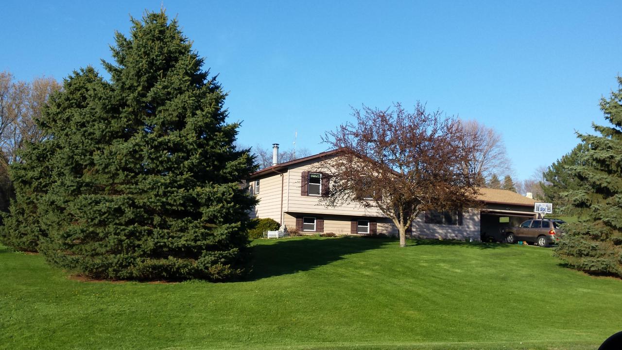 S44W22466 Sunridge Dr, Waukesha, WI 53189