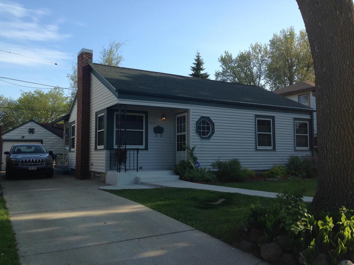 203 E Gauer Cir, Milwaukee, WI 53207