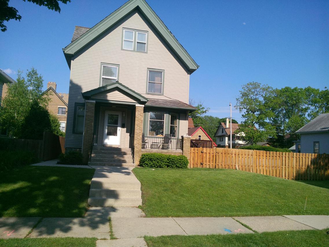 1512 S 77th St, West Allis, WI 53214