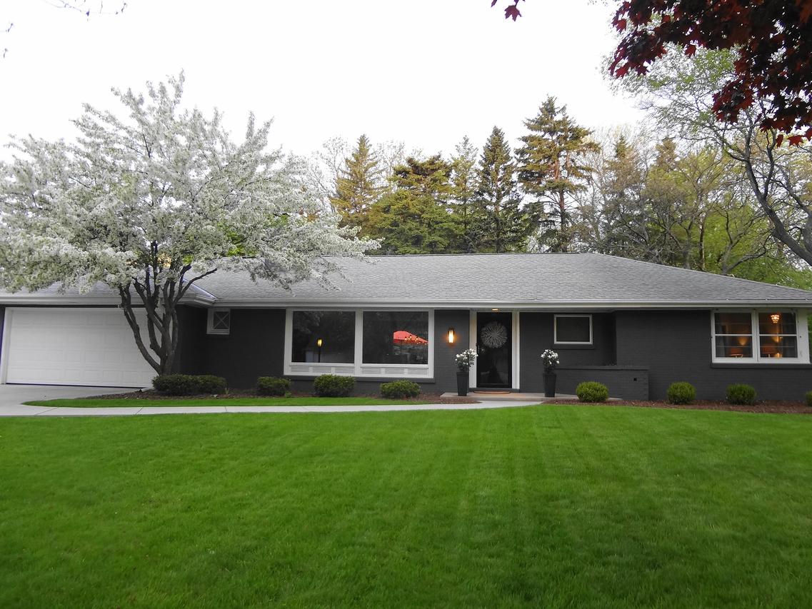 7213 N Crossway Rd, Fox Point, WI 53217