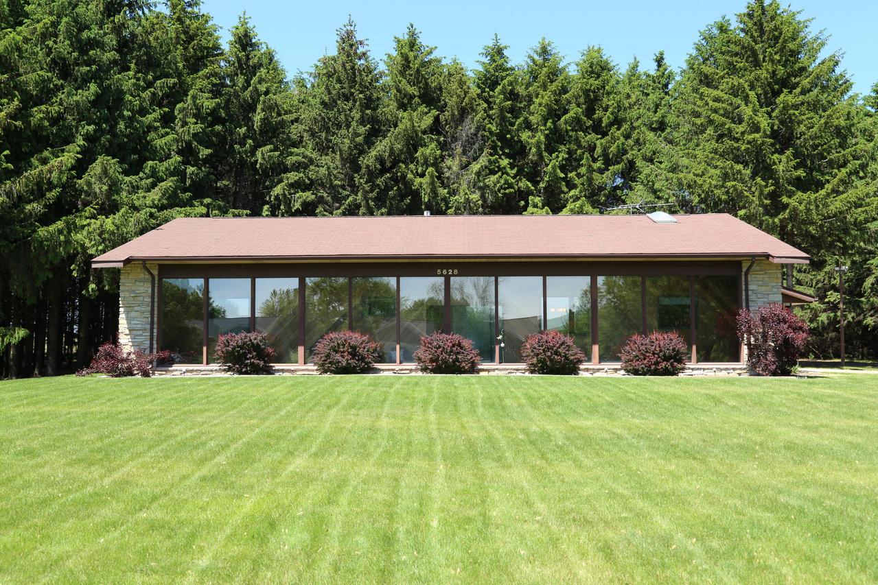5628 Hilldale Dr., Hartford, WI 53086