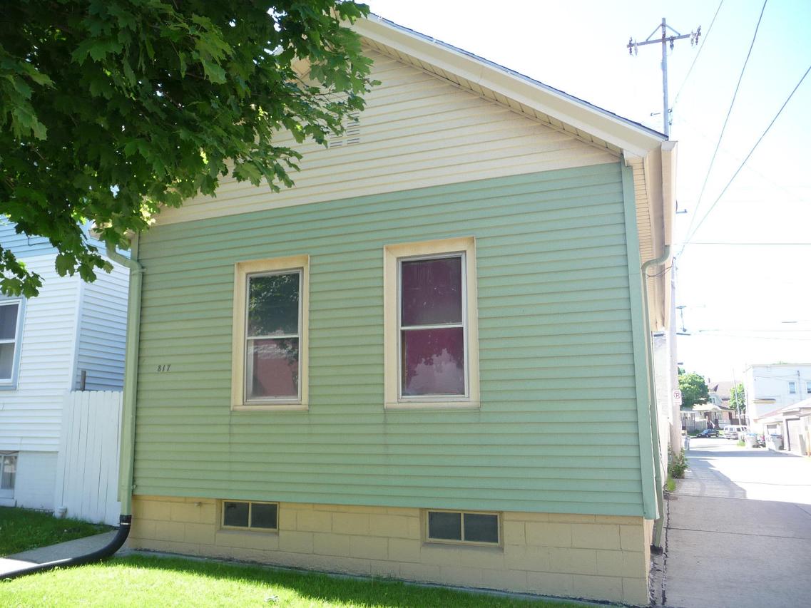 817 W Maple St, Milwaukee, WI 53204
