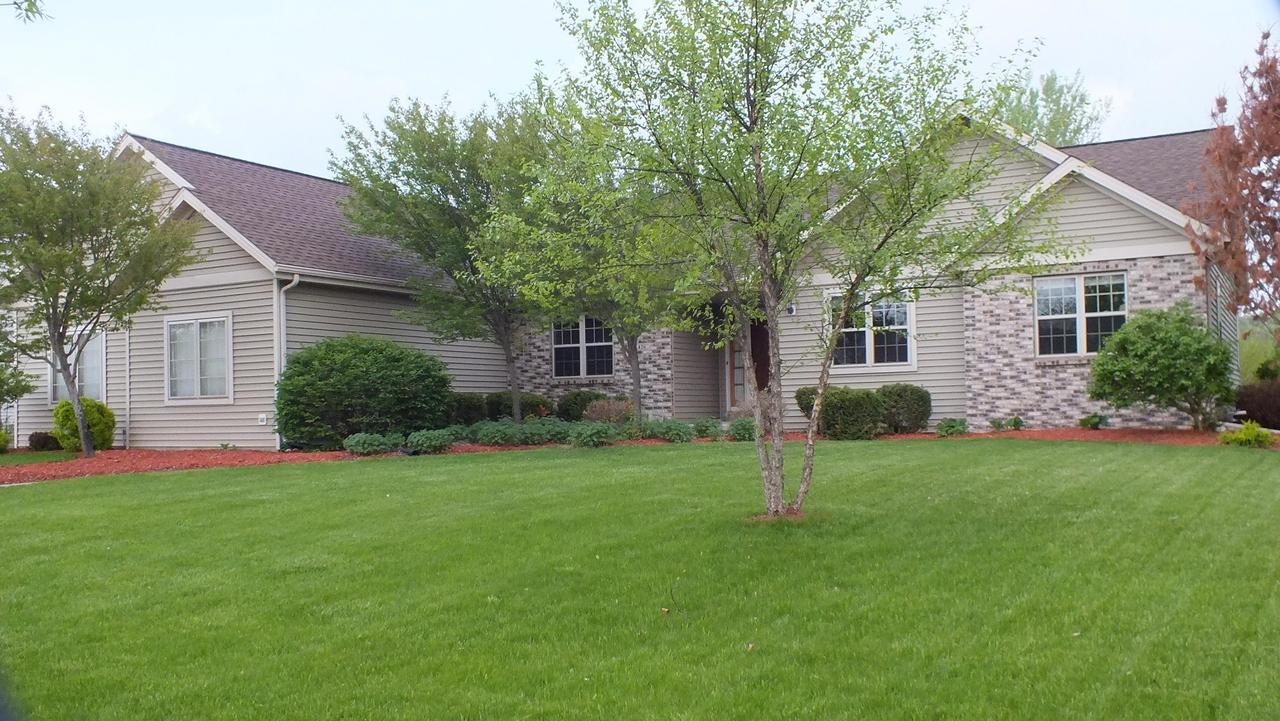 426 Eastern Trl, Mukwonago, WI 53149