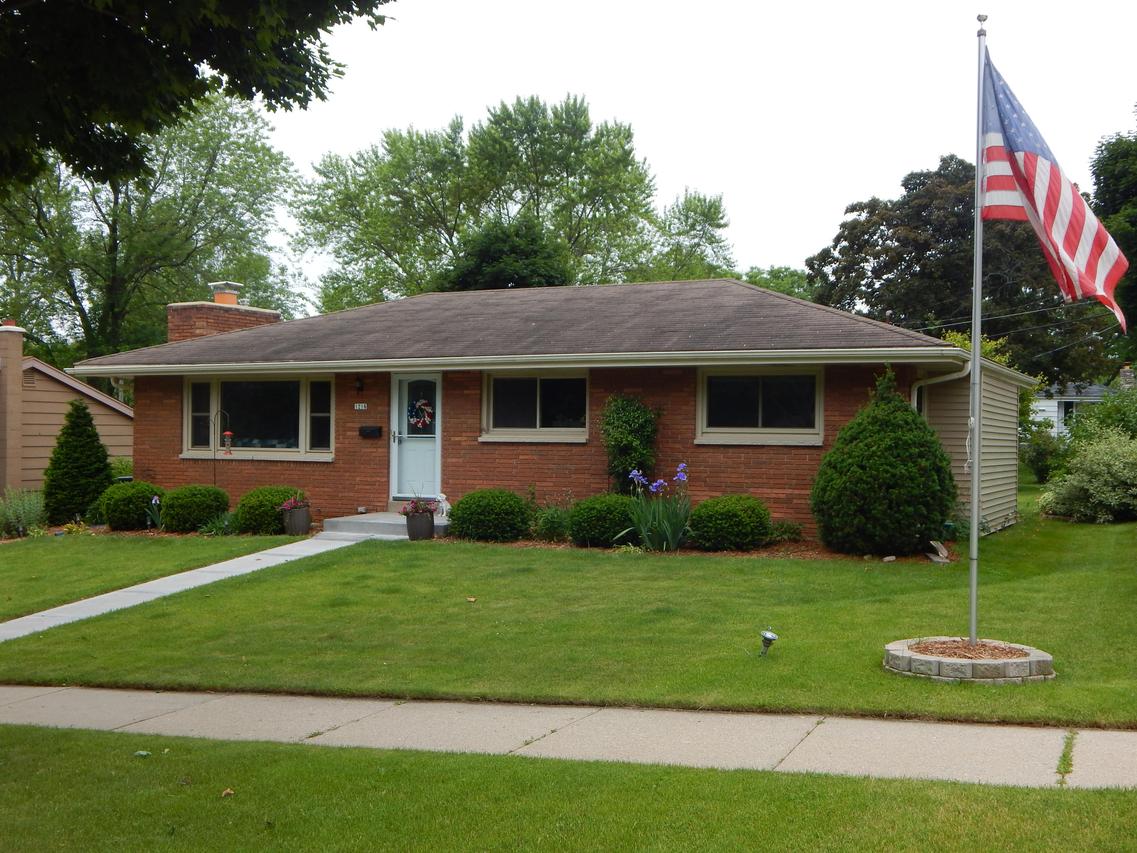 1216 Ed-mar Cir, Waukesha, WI 53188