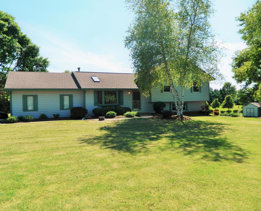 N69W26901 Hickory Chasm Rd, Lisbon, WI 53089