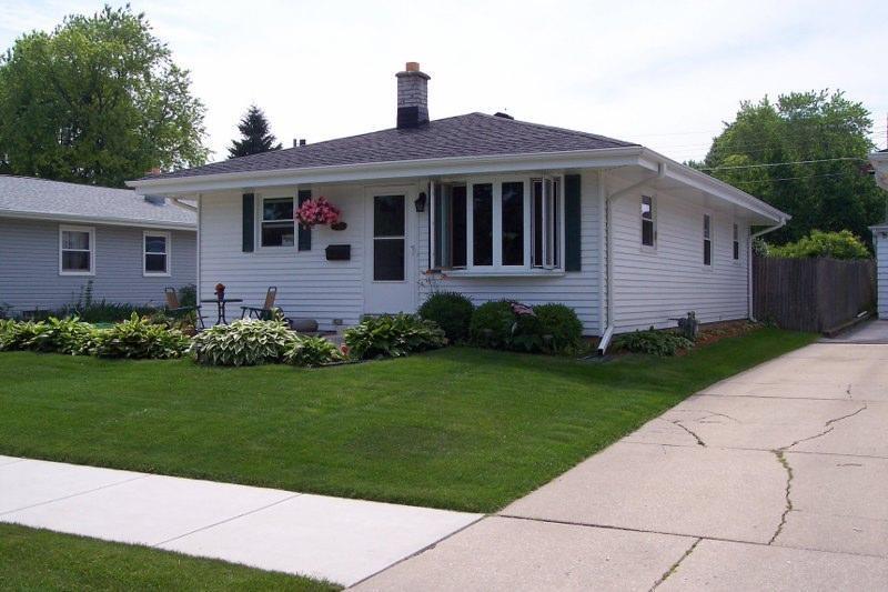 2826 Orchard St, Racine, WI 53405