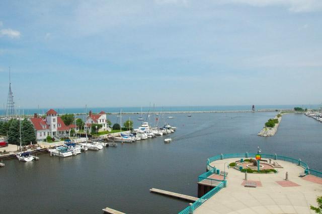 4 Gaslight Dr #402, Racine, WI 53403