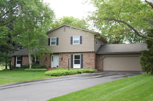 10 Pinewood Ct, Wind Point, WI 53402