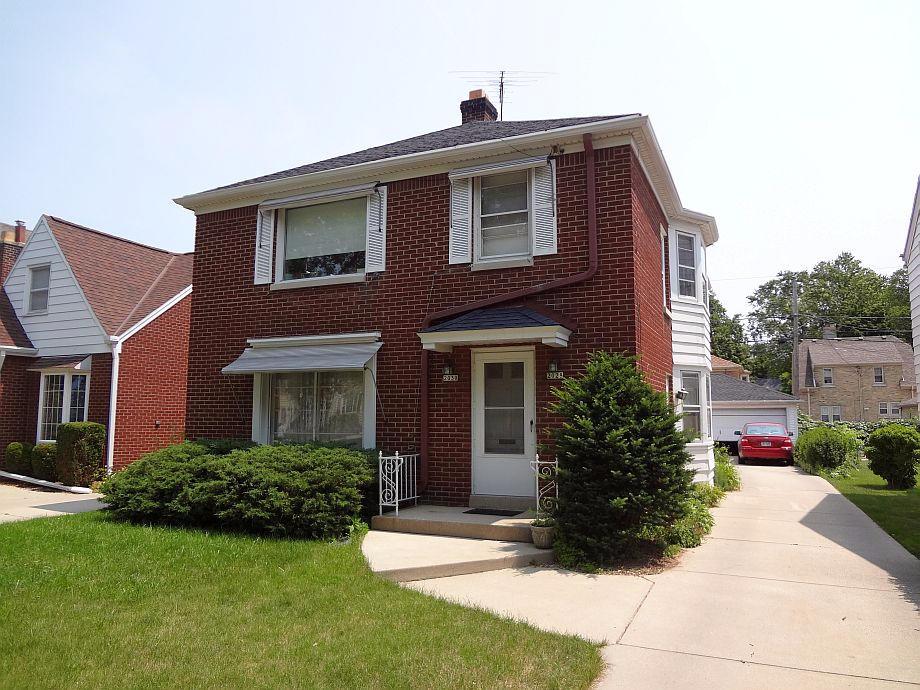 2028 N 86th St, Wauwatosa, WI 53226