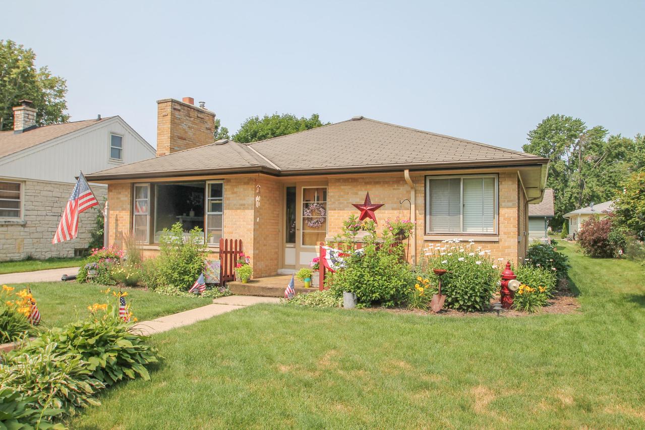 830 N Oakwood Ave, Oconomowoc, WI 53066