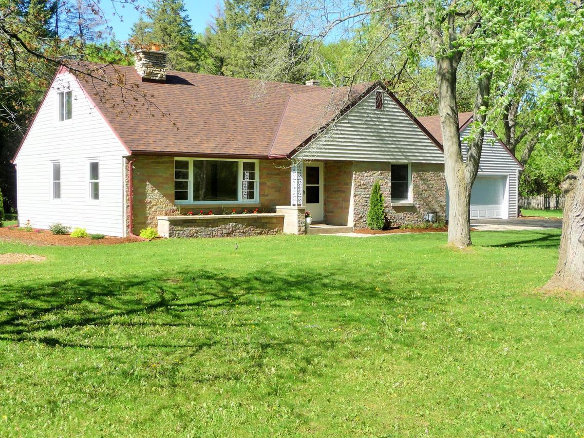 5800 W Pine Ln, Mequon, WI 53092