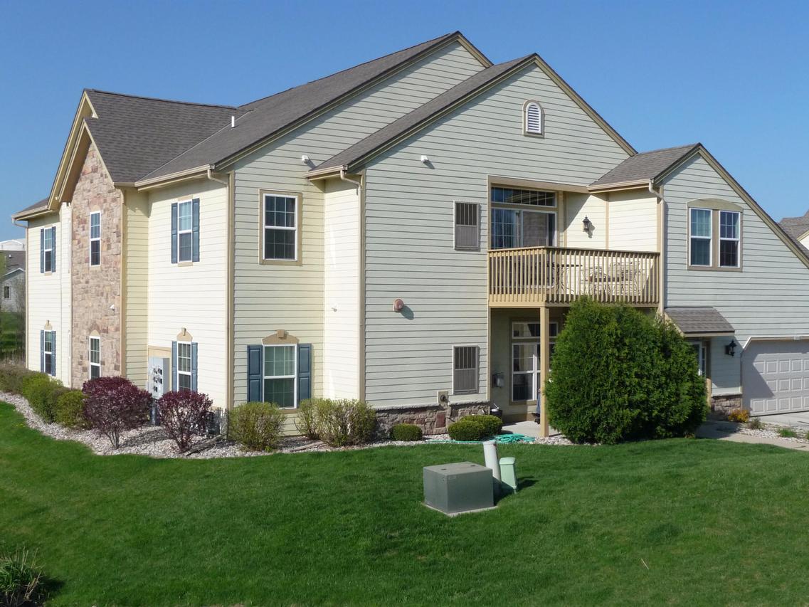 2331 W Vista Bella Dr, Oak Creek, WI 53154