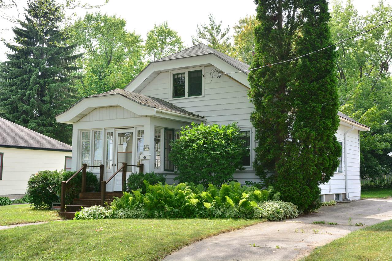W58N373 Johnson Ave, Cedarburg, WI 53012