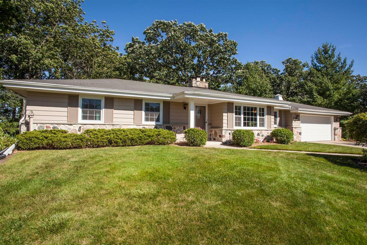 W305S9126 Mitchell Dr., Mukwonago, WI 53149