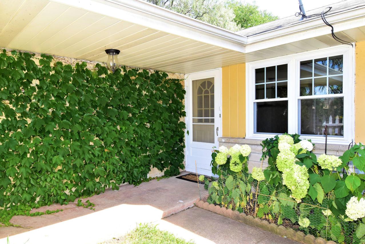 S31W25095 Sunset Dr, Waukesha, WI 53189