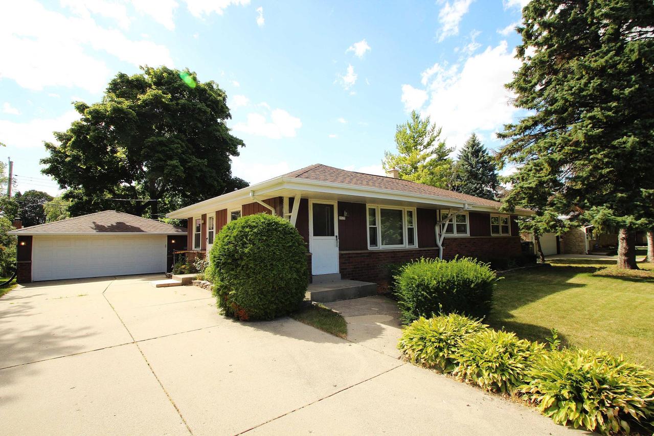 8525 N 57th St, Brown Deer, WI 53223