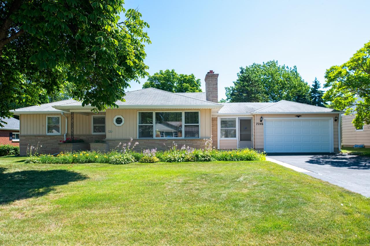 7246 N Iroquois Ave, Glendale, WI 53217