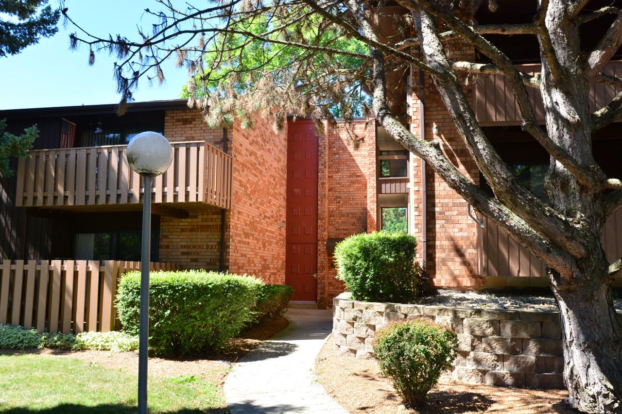 7009 N Green Bay Ave #D, Glendale, WI 53209