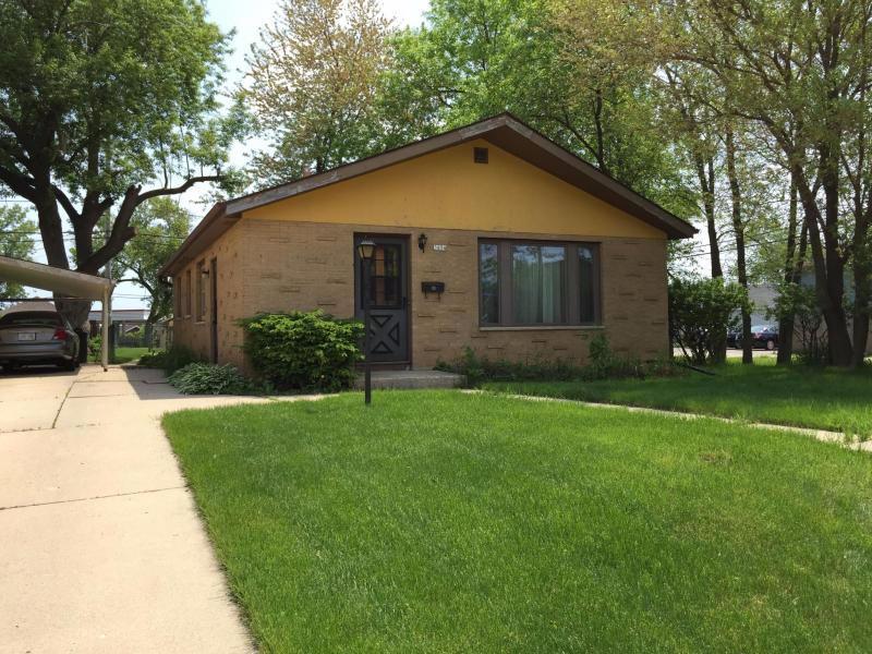 3854 S 35th St, Greenfield, WI 53221