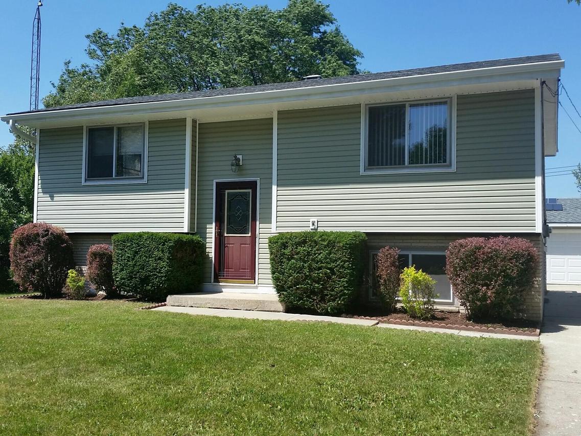 3012 Navajo Trl, Caledonia, WI 53404