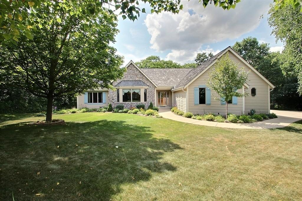 1195 N Lost Woods Rd, Summit, WI 53066