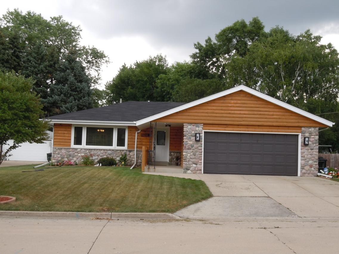 2740 S 110th St, West Allis, WI 53227