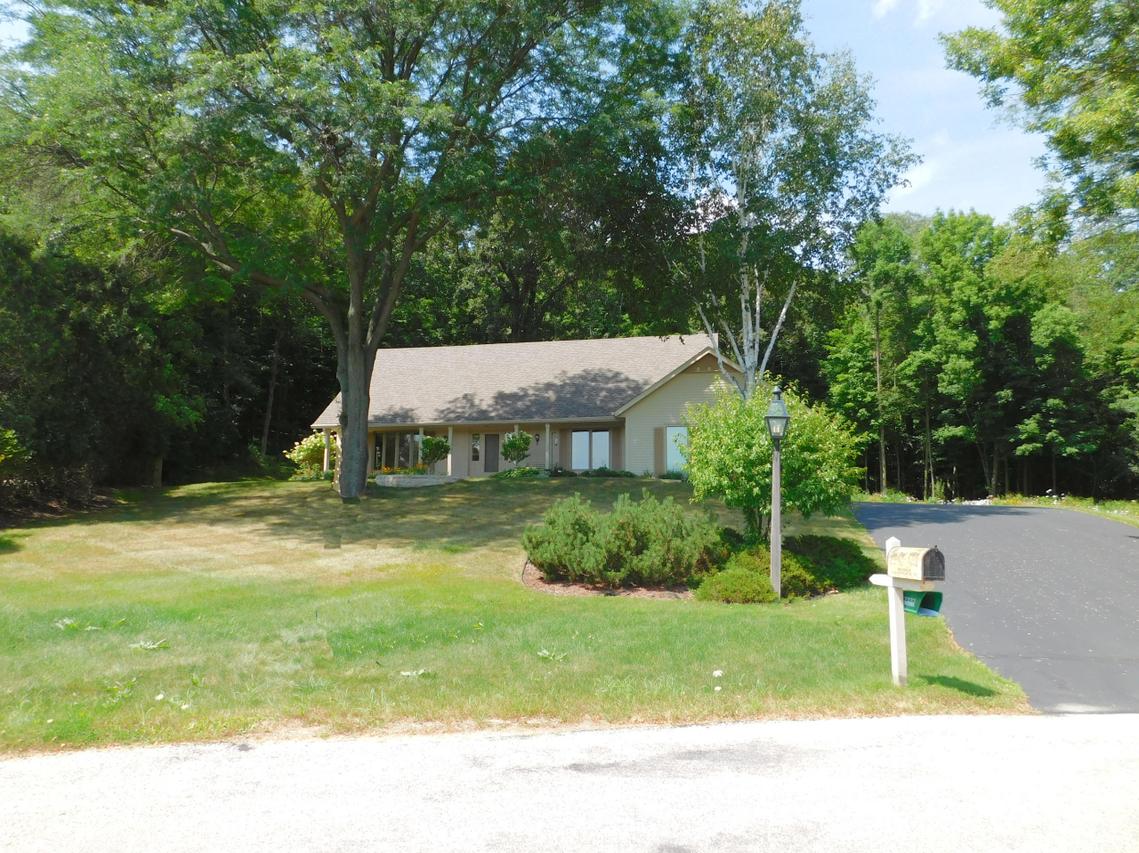 W296N6379 Creekside Ct, Merton, WI 53029