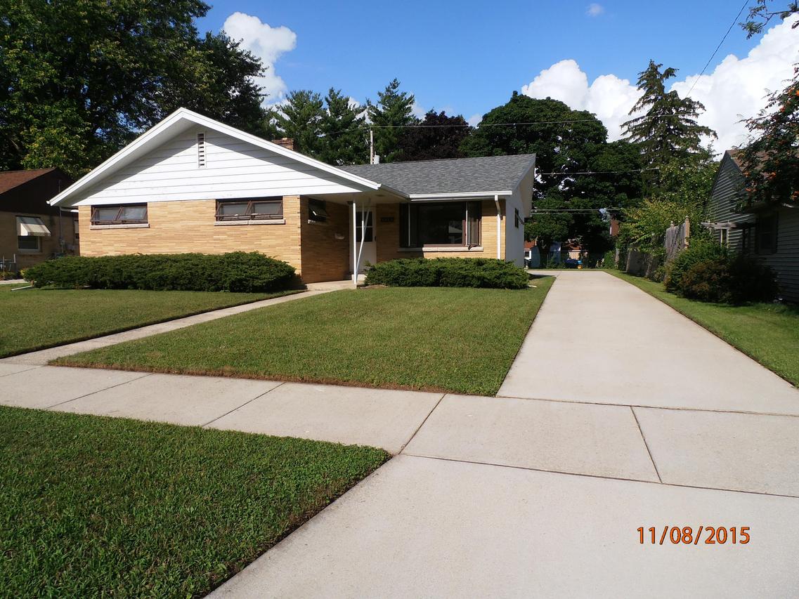 1025 Lincoln Dr., West Bend, WI 53095