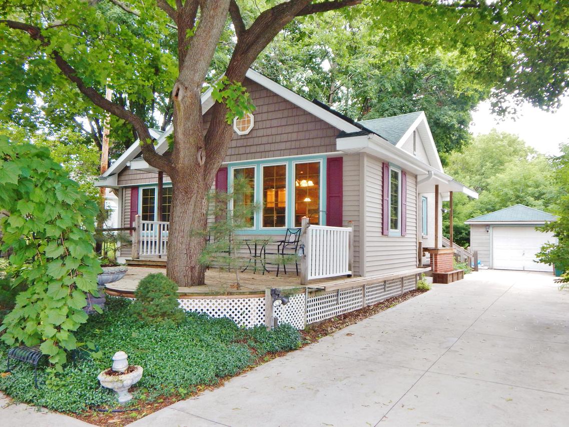 6034 N Park Rd, Glendale, WI 53217