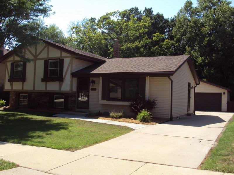 8495 S Parknoll Dr, Oak Creek, WI 53154