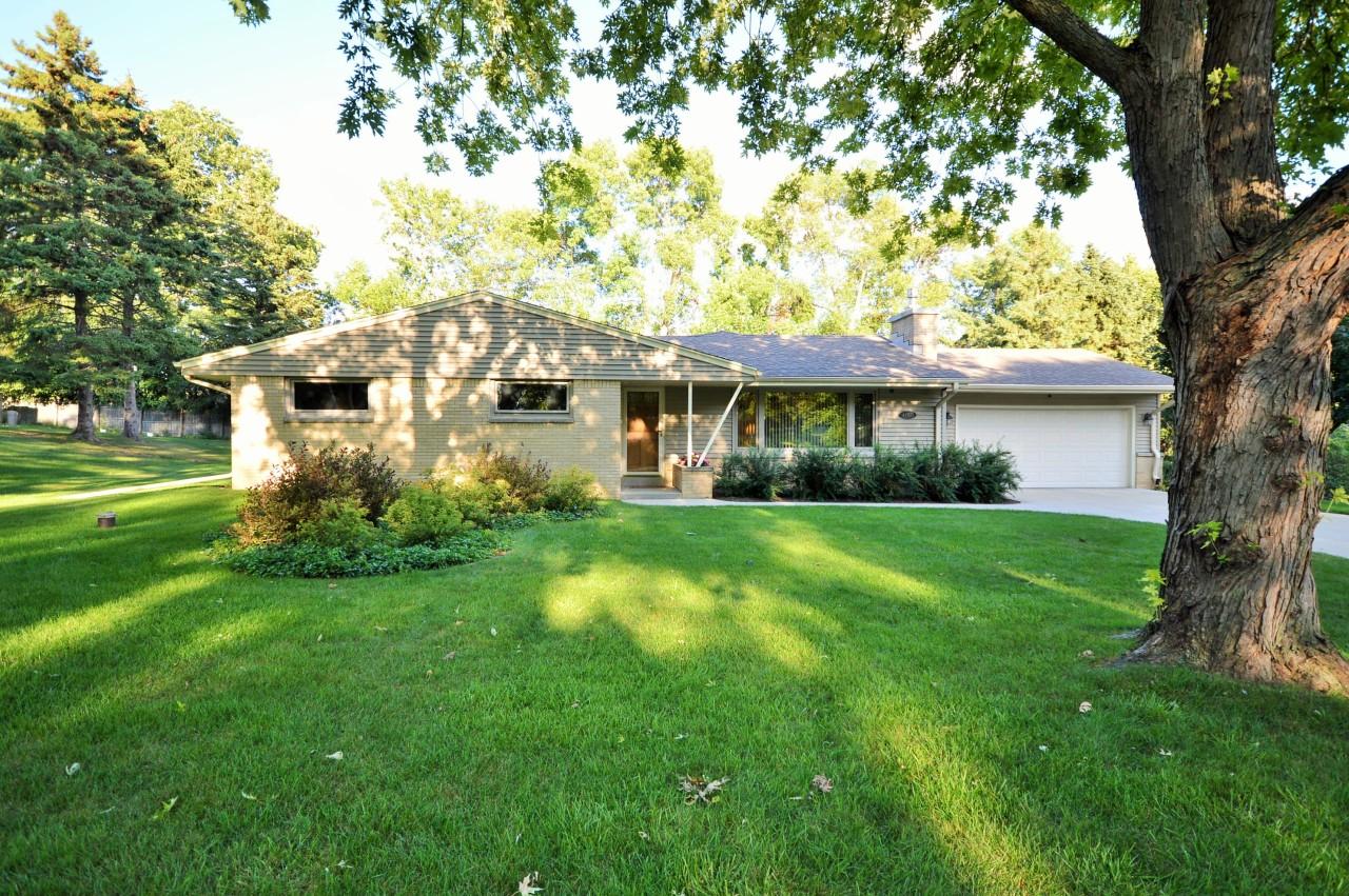 4260 S Mary Ross Dr., New Berlin, WI 53151