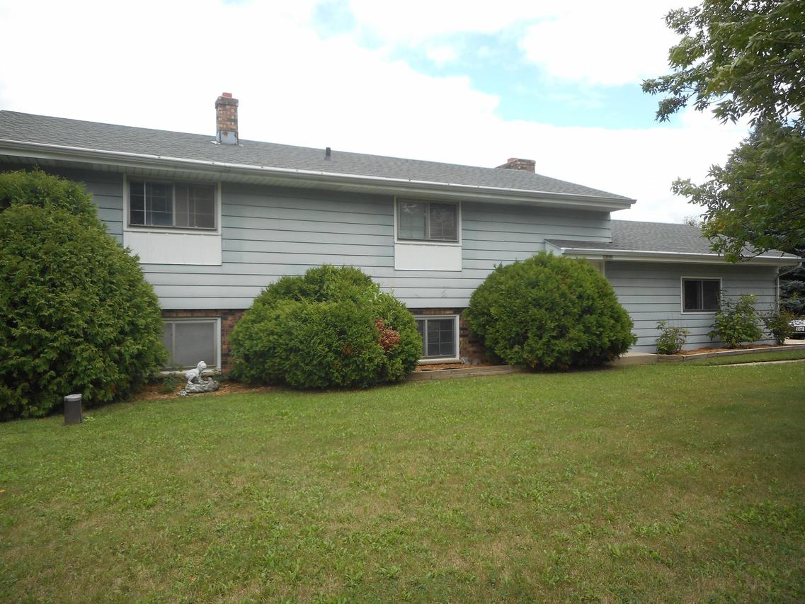 19750 W Bittersweet Ln, New Berlin, WI 53146