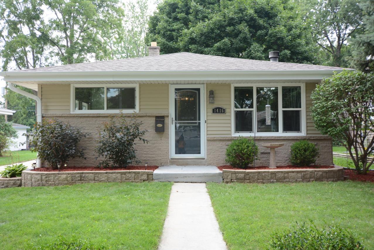 1416 W West End Rd, Waukesha, WI 53188