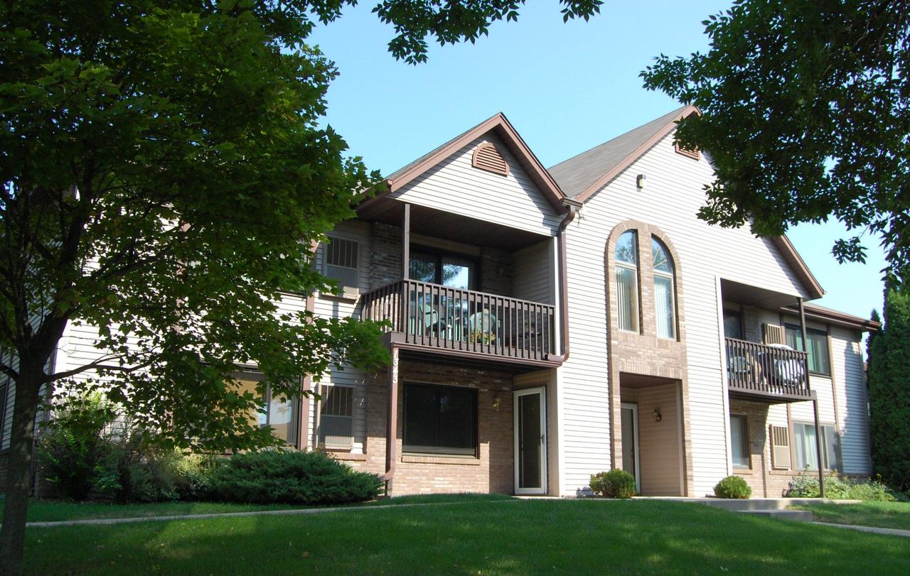 1343 Meadowcreek Dr. #D, Pewaukee, WI 53072