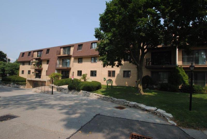 3239 S 58th St #211, Milwaukee, WI 53219