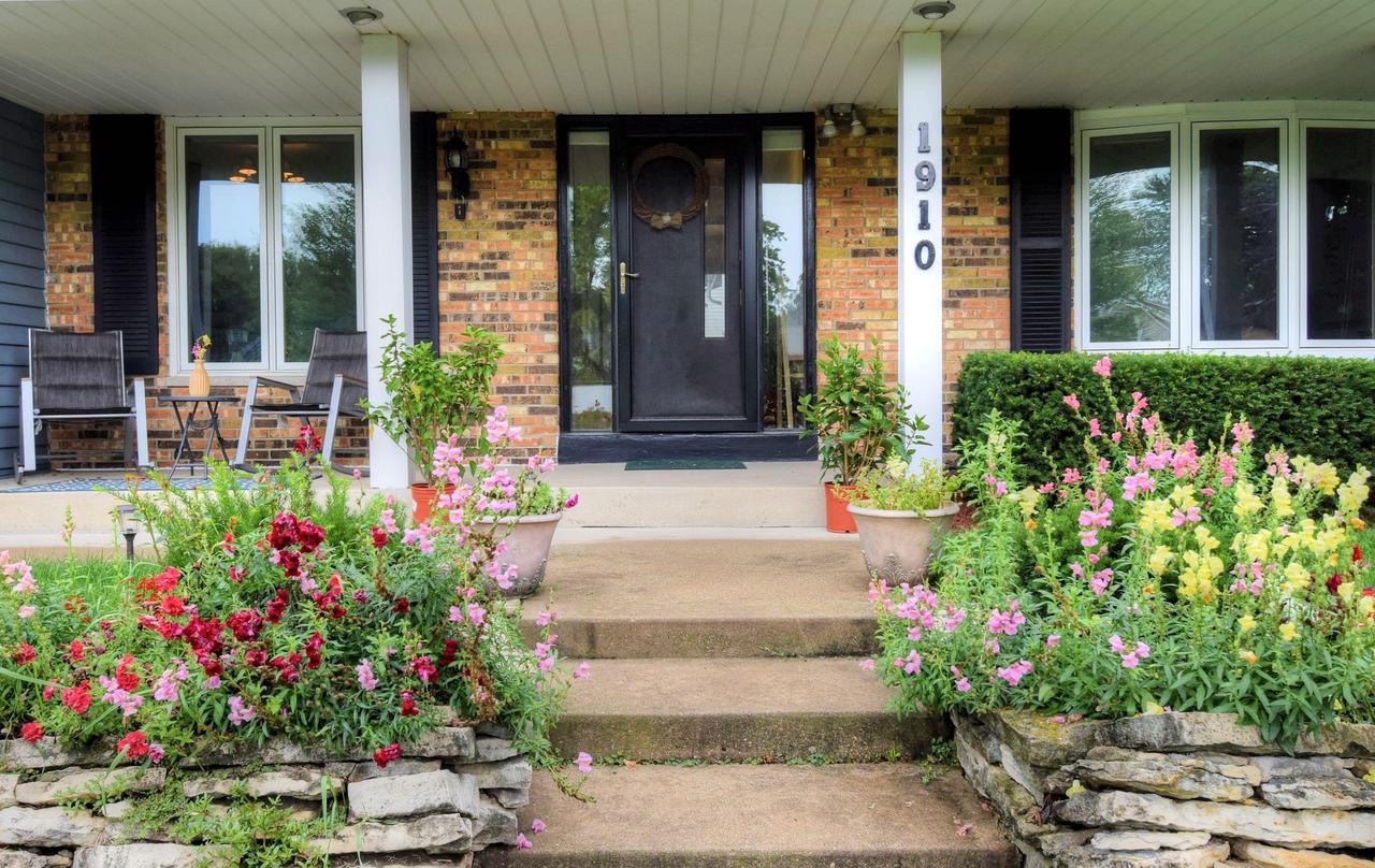 1910 S Park Wood Ln, New Berlin, WI 53151